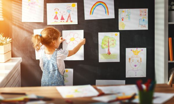 Παιδική γκαλερί: Γιατί πρέπει να εκθέτουμε τις καλλιτεχνίες των παιδιών στο σπίτι; | imommy.gr