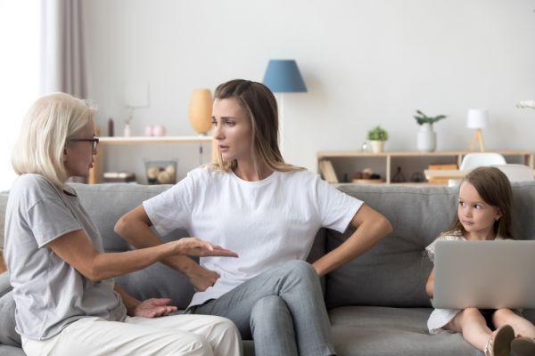 Mom shaming: Γιατί μας επηρεάζει τόσο πολύ η γνώμη των άλλων μαμάδων; | imommy.gr