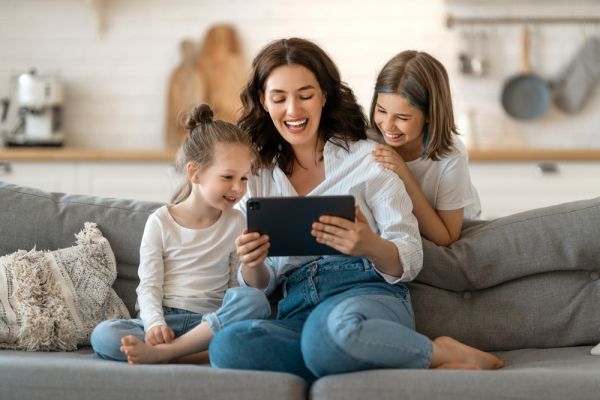 Τα παιδιά μαθαίνουν περισσότερα από εμάς, παρά από τις οθόνες | imommy.gr