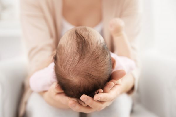 Τριχόπτωση στα μωρά: Γιατί συμβαίνει και πώς αντιμετωπίζεται | imommy.gr