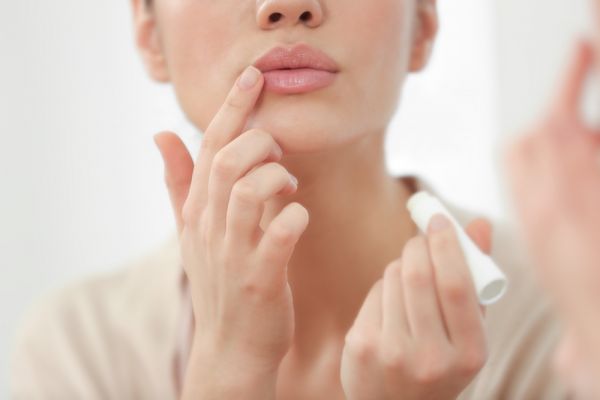 Πώς φροντίζουμε τα σκασμένα χείλη | imommy.gr