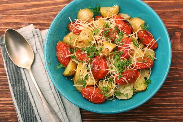 Φτιάχνουμε πατατοσαλάτα με ντομάτες | imommy.gr