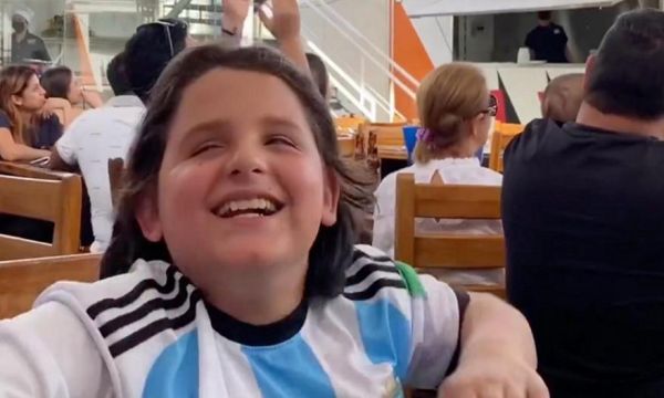 Συγκλονιστικό βίντεο: Ο πανηγυρισμός ενός τυφλού πιτσιρικά όταν ο Μέσι σκοράρει | imommy.gr