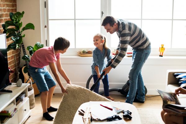 10 λόγοι για να αναθέσετε στα παιδιά δουλειές του σπιτιού | imommy.gr