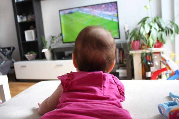 TikTok hack για μπαμπάδες: Πώς να δείτε τον αγώνα χωρίς να ξυπνήσετε το μωρό | imommy.gr