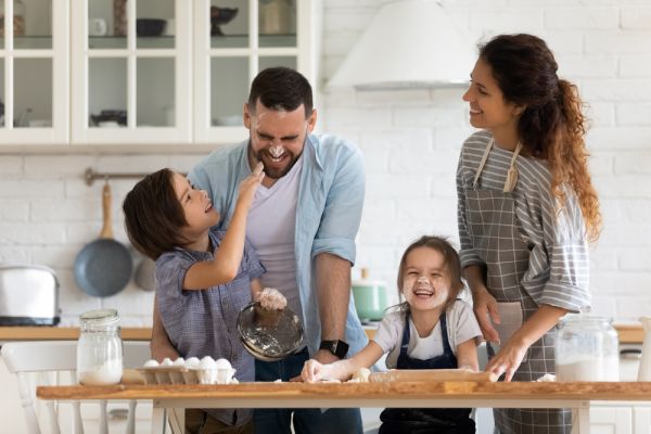 Στην κουζίνα με τα παιδιά: Πώς θα μαγειρέψουμε εύκολα όλοι μαζί | imommy.gr