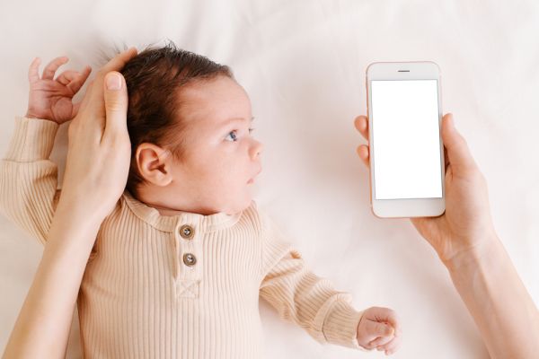 Μωρό και προσοχή: Γονείς vs οθόνες | imommy.gr