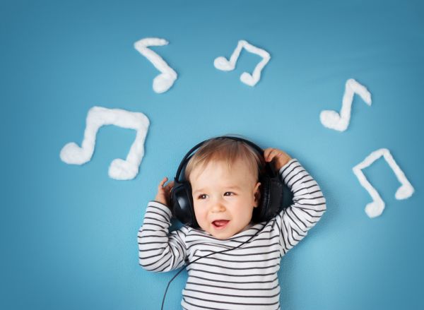 Μωρό: Πώς η μουσική το βοηθά να μιλήσει νωρίτερα | imommy.gr