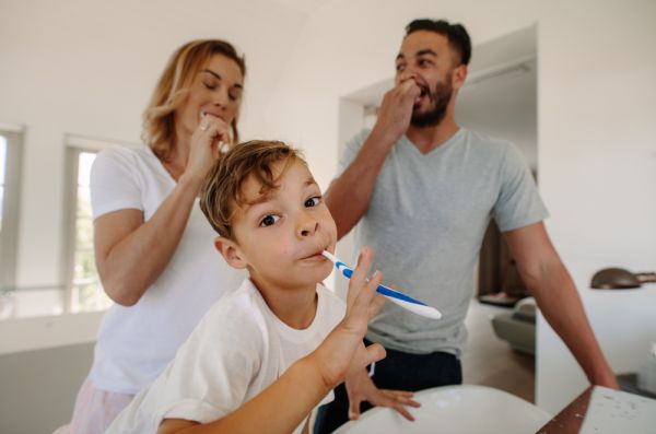 Έπαινος: Πώς βοηθά τα νήπια να βουρτσίζουν τα δόντια τους | imommy.gr