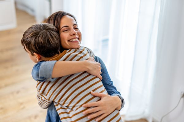 Τι προσφέρει η αγκαλιά μας στα παιδιά | imommy.gr