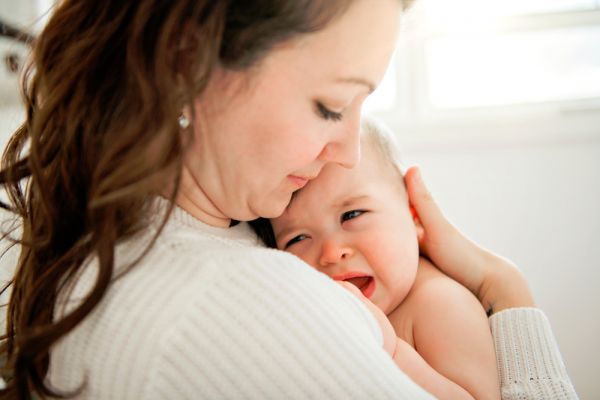 Μωρό: Γιατί ξυπνά κλαίγοντας και τι να κάνετε για να ηρεμήσει; | imommy.gr