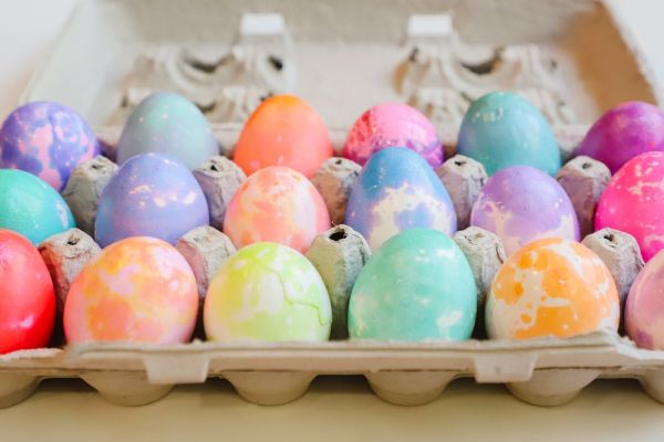 Βίντεο: Πασχαλινά tie dye αυγά με 3 απλά υλικά | imommy.gr