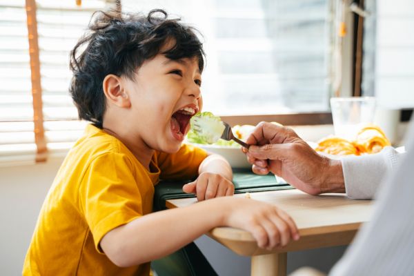 Υγιής σχέση με το φαγητό: Φράσεις που δεν πρέπει να λέμε στα παιδιά | imommy.gr