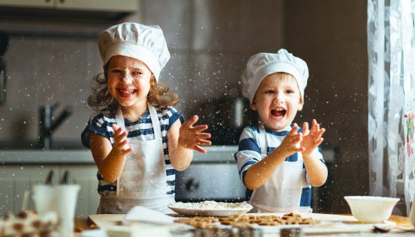 Στην κουζίνα με τα παιδιά: Τα πολλαπλά οφέλη του να μαγειρεύουμε μαζί τους | imommy.gr
