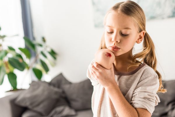 Καλοκαιρινά ατυχήματα: Πώς να προετοιμαστείτε για τα πιο συνηθισμένα… παιδικά τραύματα | imommy.gr