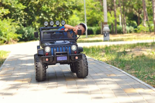 Εντυπωσιακό βίντεο: Αυτό το 4χρονο οδηγάει καλύτερα από εμάς | imommy.gr