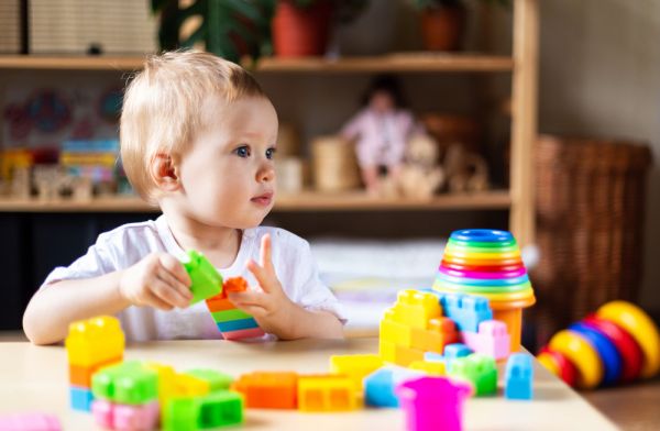 Παιδί: Γιατί δεν πρέπει να νιώθετε ενοχές όταν παίζει μόνο του | imommy.gr