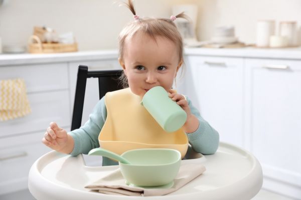 Πότε μπορούν να αρχίσουν να πίνουν τα μωρά νερό; | imommy.gr