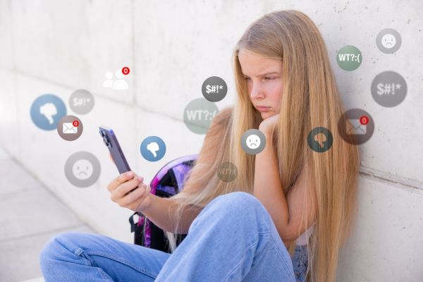 Social media: Ποιες οι επιπτώσεις της χρήσης τους για τους εφήβους; | imommy.gr