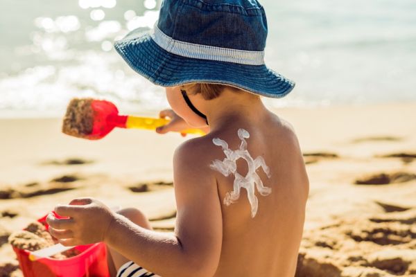 Καλοκαιρινές περιπέτειες: Πώς θα προστατέψετε το παιδί από τον ήλιο; | imommy.gr