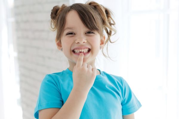 Παιδί: Τι κάνουμε όταν χάνει το πρώτο του δόντι | imommy.gr