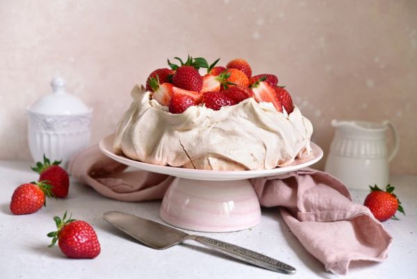 Πάβλοβα με φράουλες | imommy.gr