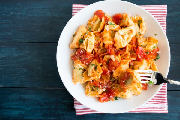 Τορτελίνια με ντομάτα και σπανάκι | imommy.gr