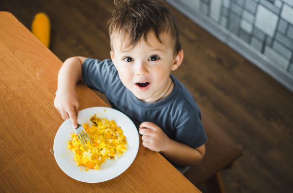 Παιδί: Γιατί δεν πρέπει να διαπραγμαυτεύεστε τις… μπουκιές του | imommy.gr