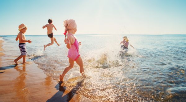 Παιδιά: Γιατί είναι σημαντικό να παίζουν έξω με φίλους αυτό το καλοκαίρι | imommy.gr