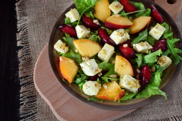 Σαλάτα με ρόκα, ροδάκινο και τυρί ricotta | imommy.gr