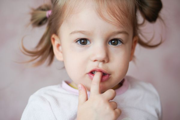 Παιδιά: Γιατί δαγκώνουν τα νύχια τους και πώς θα «κόψουν» αυτή τη συνήθεια; | imommy.gr