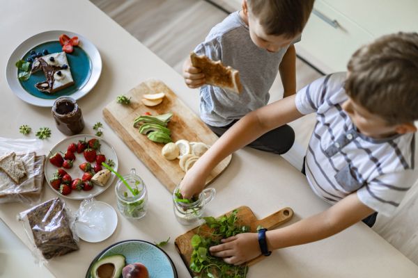 Διατροφή παιδιού: Τι διαφορά πρέπει να έχουν τα σνακ από τα γεύματά του | imommy.gr