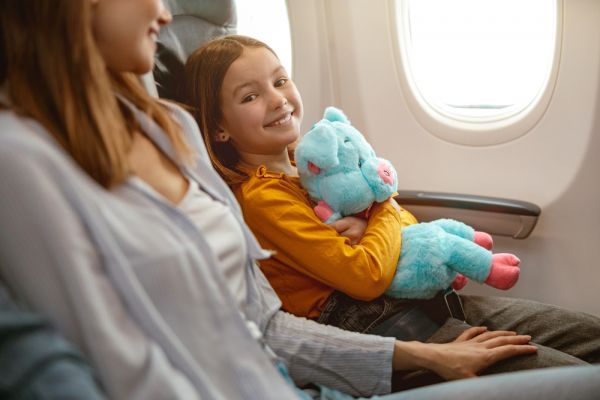 Ταξίδι με το παιδί: Πώς θα αντιμετωπίσετε το φόβο στο αεροπλάνο | imommy.gr