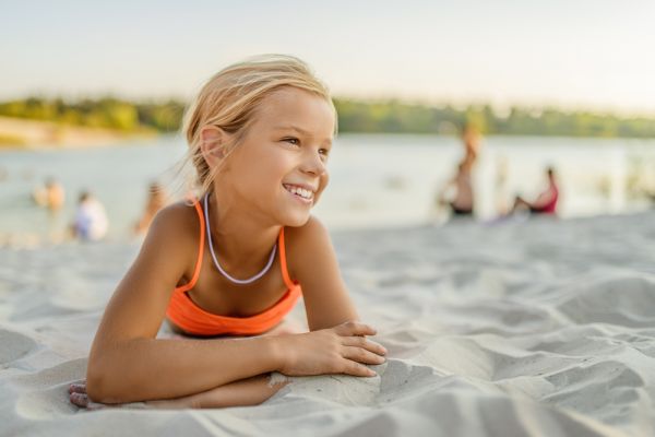 Παραλία με το παιδί: Πώς θα καταλάβετε αν αφυδατώνεται μέσα στο νερό | imommy.gr
