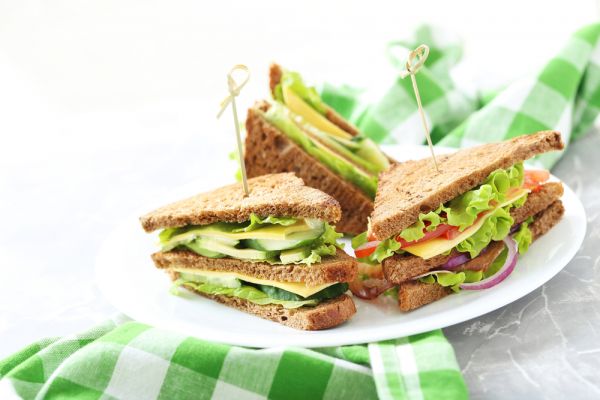 Σάντουιτς με αγγούρι και αβοκάντο | imommy.gr