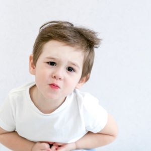 «Μαμά, πονάει η κοιλιά μου»… Πώς βοηθάμε το παιδί να ανακουφιστεί;