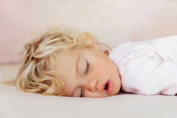 Γιατί κάποια μικρά παιδιά είναι υπερκινητικά στον ύπνο τους; | imommy.gr