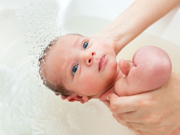 Μωρό: Χρήσιμες συμβουλές για το πρώτο του μπάνιο | imommy.gr