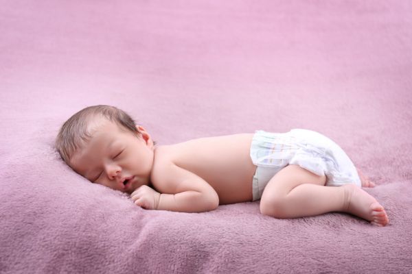 Μωρό και καλοκαιρινός ύπνος: Πώς θα το βοηθήσουμε να κοιμάται καλύτερα; | imommy.gr