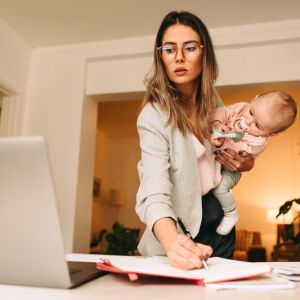 Εργαζόμενη μαμά: Τα «κλειδιά» για να τα βγάλετε πέρα