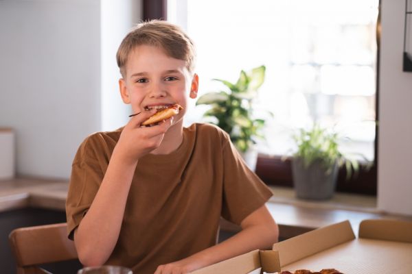 Παιδιά στην εφηβεία: Πώς επηρεάζει η διατροφή τη διάθεσή τους; | imommy.gr