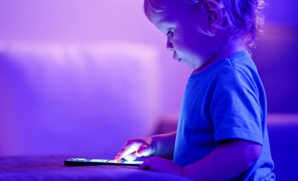 Παιδί: Πώς επηρεάζει τις ορμόνες του το μπλε φως από τις οθόνες | imommy.gr