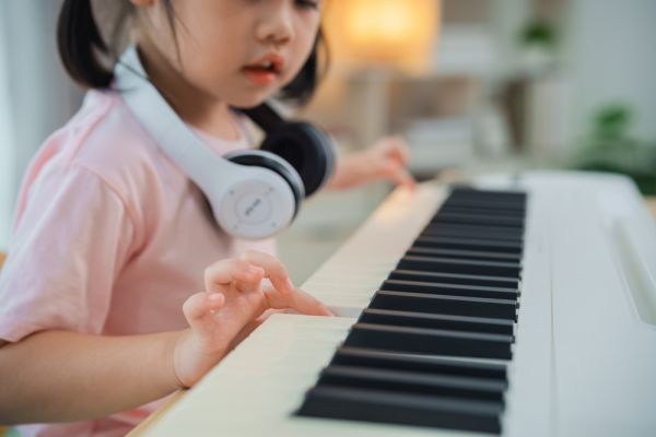 Παιδιά και μουσική: Τι κερδίζουν όταν παίζουν ένα μουσικό όργανο; | imommy.gr