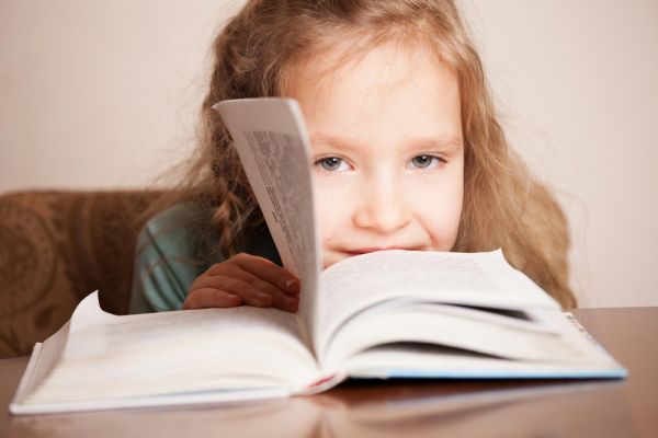 Παγκόσμια Ημέρα Βιβλίου: Πώς τα βιβλία συμβάλλουν στην ανάπτυξη των παιδιών | imommy.gr