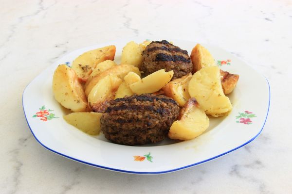 Μπιφτέκια με πατάτες στο φούρνο | imommy.gr