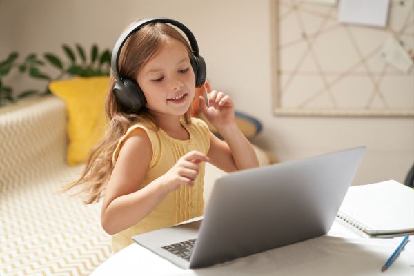 Παιδί: 4 tips για να το βοηθήσετε να μάθει μια ξένη γλώσσα | imommy.gr