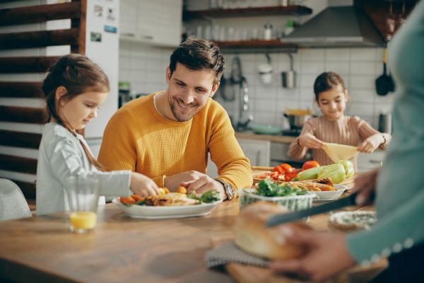 Οικογενειακή διατροφή: Τι πρέπει να περιλαμβάνει ένα ισορροπημένο γεύμα; | imommy.gr