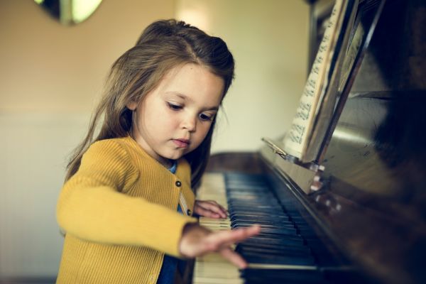 5 δεξιότητες ζωής που μαθαίνουν τα παιδιά παίζοντας ένα όργανο | imommy.gr