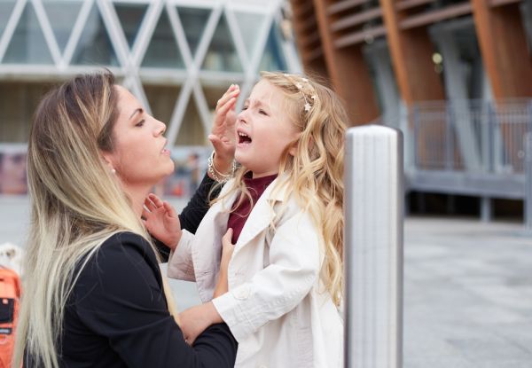 Παιδιά: Είναι σωστό να τα επιπλήττουμε δημόσια; | imommy.gr