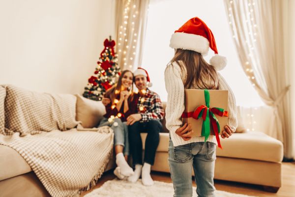 Παιδιά: Τους μαθαίνουμε το αληθινό νόημα των Χριστουγέννων | imommy.gr